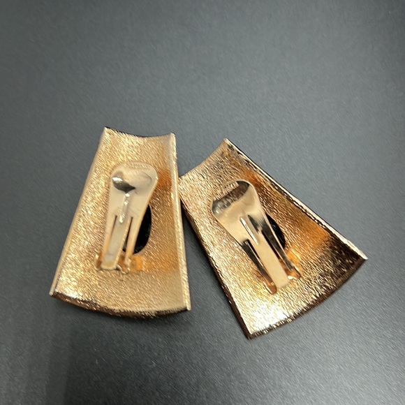 Vintage Joel Powell Gold/Black Tone Clip Earrings - Picture 3 of 5